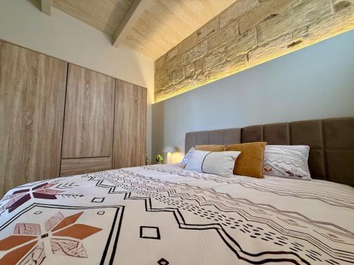 GudjaAS2 - The Alley Suites Apartment in Gudja的一间卧室配有一张床和被子