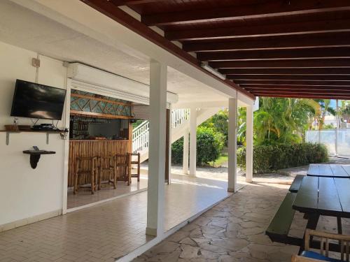 Настольный теннис в Bungalow charmant avec piscine partagée à Saint-François или поблизости