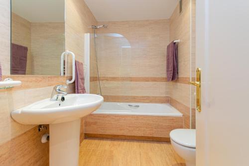 a bathroom with a sink and a toilet and a tub at APARTAMENTO EN MADRID CENTRO comodo in Madrid