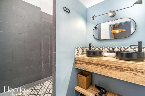 Maison de Caractère - Au cœur de Lourmarin في لورمارين: حمام مزود بحوض ومِرآة