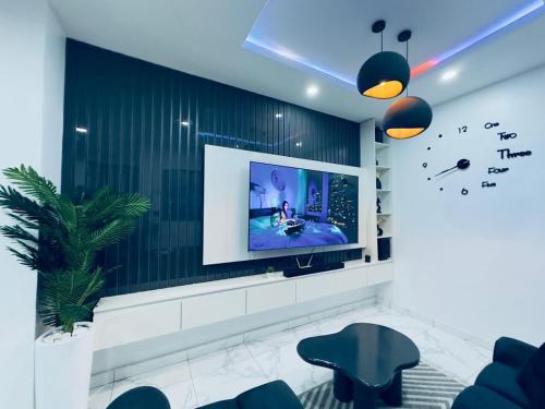 Μια τηλεόραση ή/και κέντρο ψυχαγωγίας στο Velvet