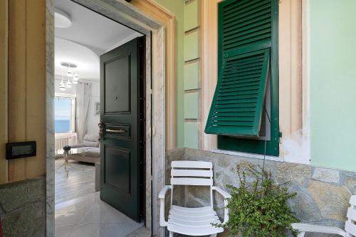a door to a house with a green shutter at A casa di Alida in Cotulo