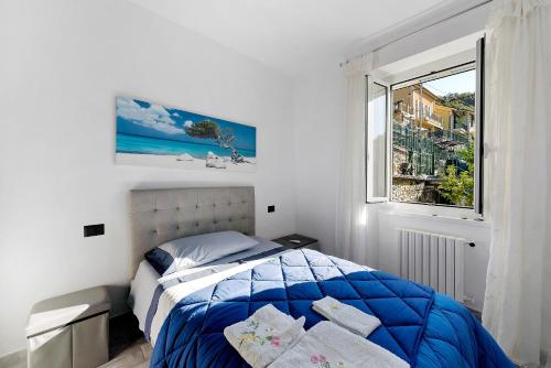 a bedroom with a blue bed and a window at A casa di Alida in Cotulo