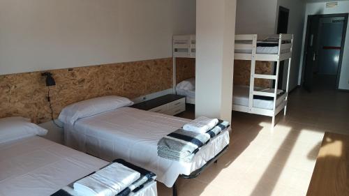 Ένα ή περισσότερα κρεβάτια σε δωμάτιο στο Hostel Elios