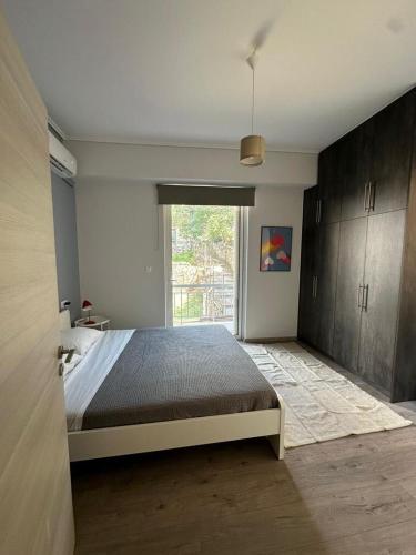 Spacious sunlit 3bd flat,2 bathroom best location!