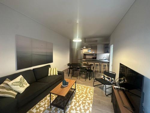 Spacious sunlit 3bd flat,2 bathroom best location!