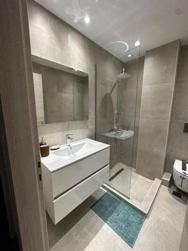 Spacious sunlit 3bd flat,2 bathroom best location!