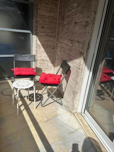 Spacious sunlit 3bd flat,2 bathroom best location!