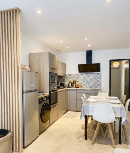 O bucătărie sau chicinetă la Apartment with a terrace 3 minutes from the beaches