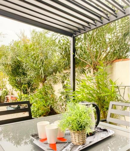 O grădină în afara Apartment with a terrace 3 minutes from the beaches