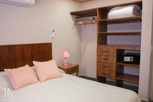 una camera da letto con un letto e una libreria di Taruca Apart a Ciudad Evita