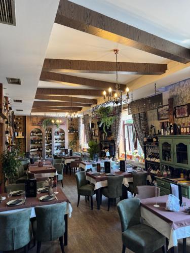 un ristorante con tavoli e sedie in una stanza di Pirocanac a Pirot