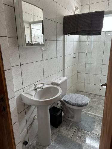 een badkamer met een wastafel en een toilet bij Hyago Monteiro in Capão da Canoa