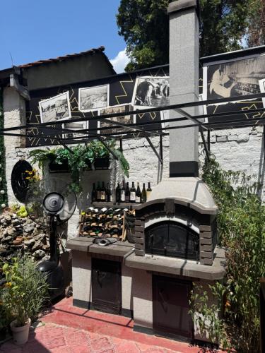 un patio con camino in un cortile di Pirocanac a Pirot