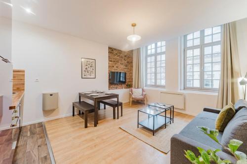 TV a/nebo společenská místnost v ubytování Lille Centre - Nice and functional ap.