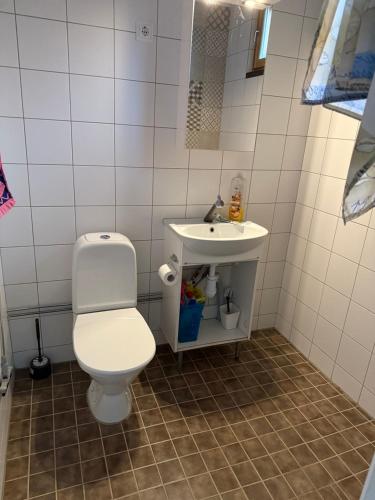 un bagno con un water e un lavandino di Win apartment a Lohja