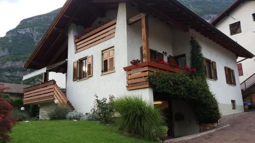 a house with flower boxes on the side of it at La Casa Del Gelsomino in Ospedaletto