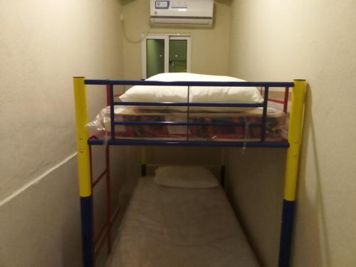 a room with a bunk bed in a hospital room at O Cantinho da Leninha in Benguela