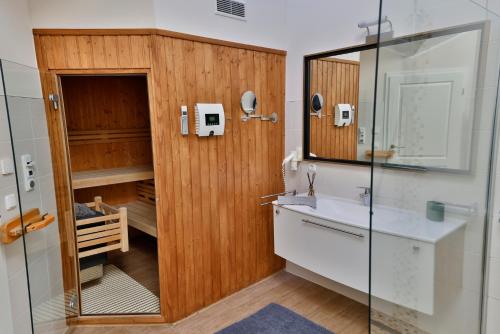 a bathroom with a sink and a mirror at Green Eagle Lodge in Lebbin