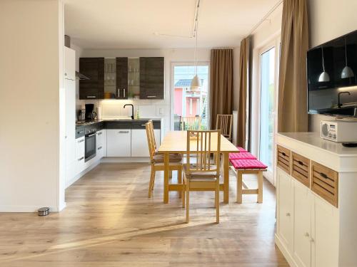 Η κουζίνα ή μικρή κουζίνα στο "Strandhaus" Unter den Kiefern 101