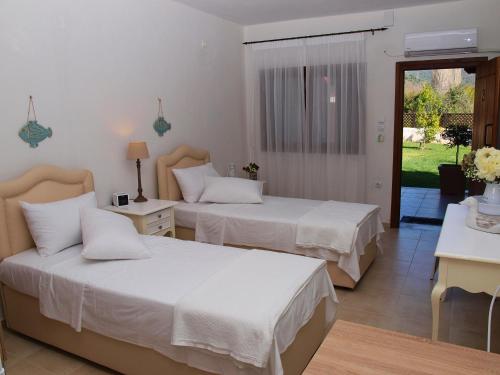 A bed or beds in a room at Melograno Apartments and Studios