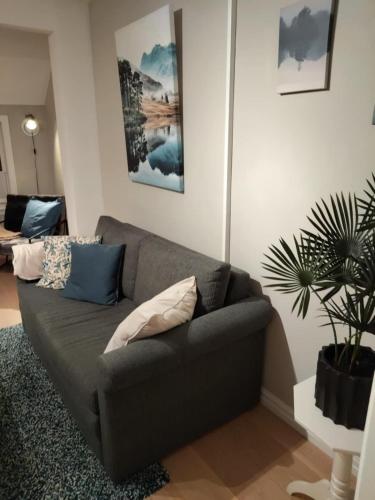 Un lugar para sentarse en In the middle of the city, garden and parking!