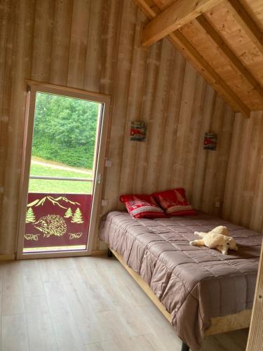A bed or beds in a room at Chalet du hérisson