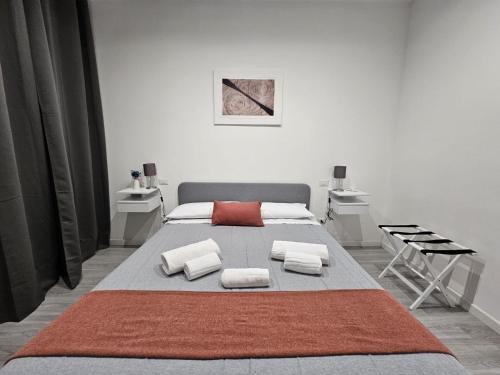 een slaapkamer met een groot bed met handdoeken erop bij Be Your Home - Guest House Il Ferroviere in Civitavecchia