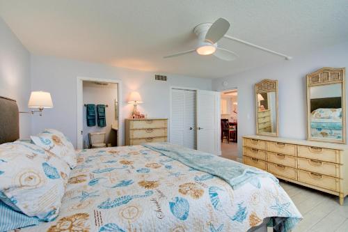 Ένα ή περισσότερα κρεβάτια σε δωμάτιο στο Steps to Sand Ocean-View Condo in Cocoa Beach!