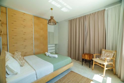 Ένα ή περισσότερα κρεβάτια σε δωμάτιο στο Geo Panoramic Villa Konnos - Pool, Game Room, Gym