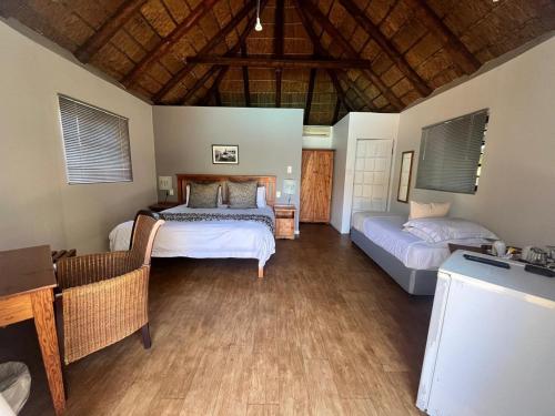 Un pat sau paturi într-o cameră la French Lodge