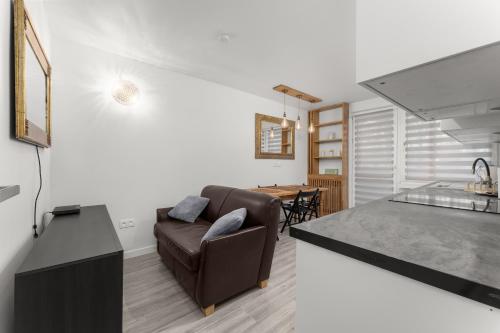 Bronowice Spacious Apartment by BookingHost