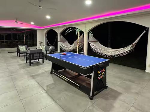 un tavolo da ping pong in una stanza con una palla da ping pong di Pool • Fire Pit • Game Room • Resort Access a Los Cóbanos