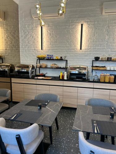 Kuchyň nebo kuchyňský kout v ubytování URBAN HOTEL