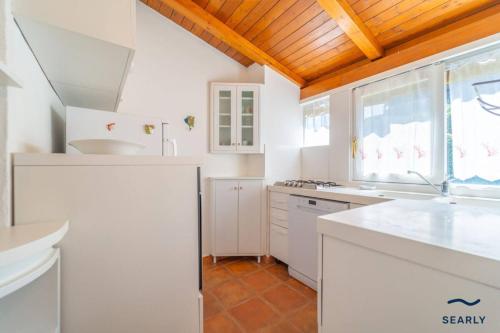 Кухня или мини-кухня в Villa Fiordispina - By Searly
