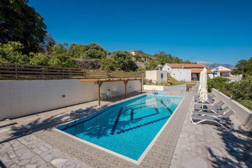 Bazén v ubytování Halases Panorama Villa pvt pool nebo v jeho okolí