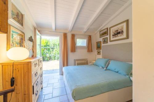 een slaapkamer met een bed en een raam bij Villa Alfa - By Searly in Porto Rotondo