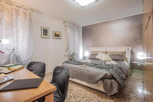 Postel nebo postele na pokoji v ubytování Locanda Ai Santi Apostoli Sul Canal Grande - Ferretti Hotels Collection