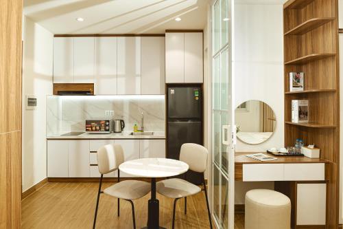 Køkken eller tekøkken på CHOWA HOME - ApartHotel Thao Dien Area