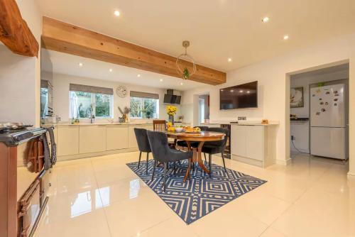 Kuchyň nebo kuchyňský kout v ubytování Sutherland House Modern & Elegant Home - Pass the Keys