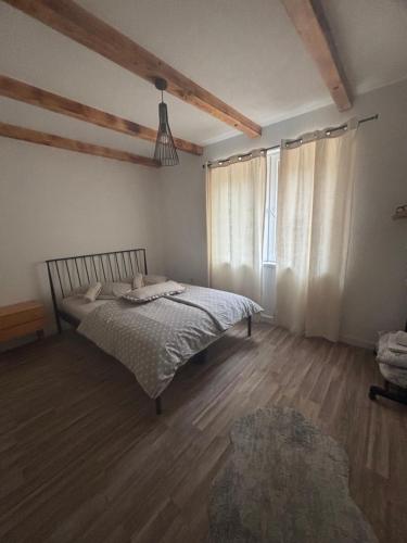 una camera con un letto in una stanza con pavimenti in legno di Ranch Jajce a Jezero