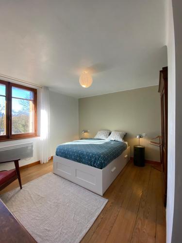 een slaapkamer met een bed en een bureau erin bij La Pilote in Ponlat-Taillebourg