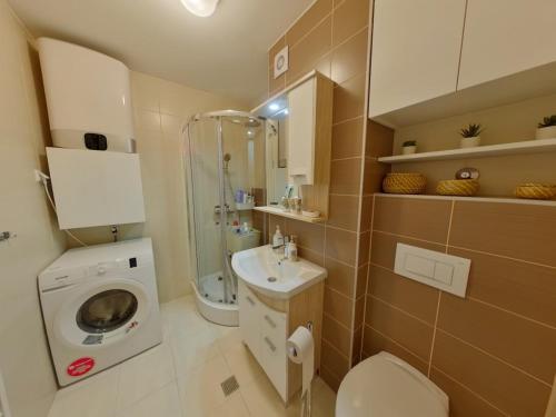 Ένα μπάνιο στο Stan na dan, naselje Miljacka, Otoka