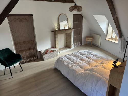 L'écrin au Coeur du Village في روشفور-أون-تير: غرفة نوم بها سرير كبير وكرسي