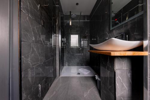 Ένα μπάνιο στο Seaview Cottage Schoolhouse 2