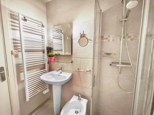 Appart moderne, piscine, parking proche des plages