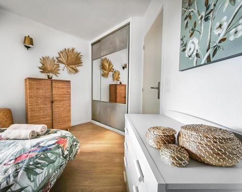 Appart moderne, piscine, parking proche des plages