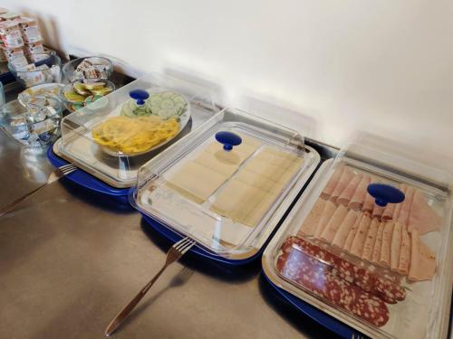un contatore con due vassoi di cibo su una tavola di Pension Horvath a Sankt Kanzian