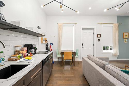 O bucătărie sau chicinetă la Free Downtown Parking Walk to Stadiums and Shopping