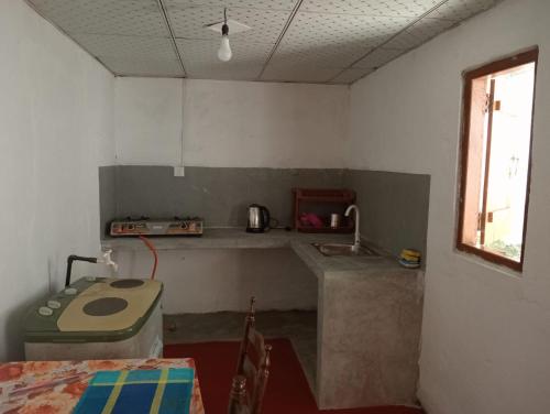 una cucina con bancone e lavandino in una stanza di Omandi Villa a Weligama